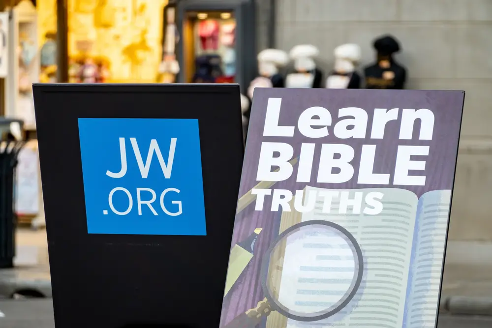 An image of a JW.org signboard outside.