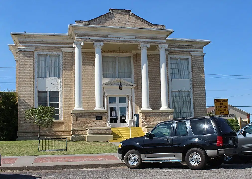 El Reno Carnegie Library in Canadian County, Oklahoma, showing its historic brick façade and large white columns.