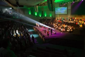 grace-baptist-church-worship-service Worship service at Grace Baptist Church in Knoxville, Tennessee, with singers, musicians and congregants gathered inside the sanctuary.