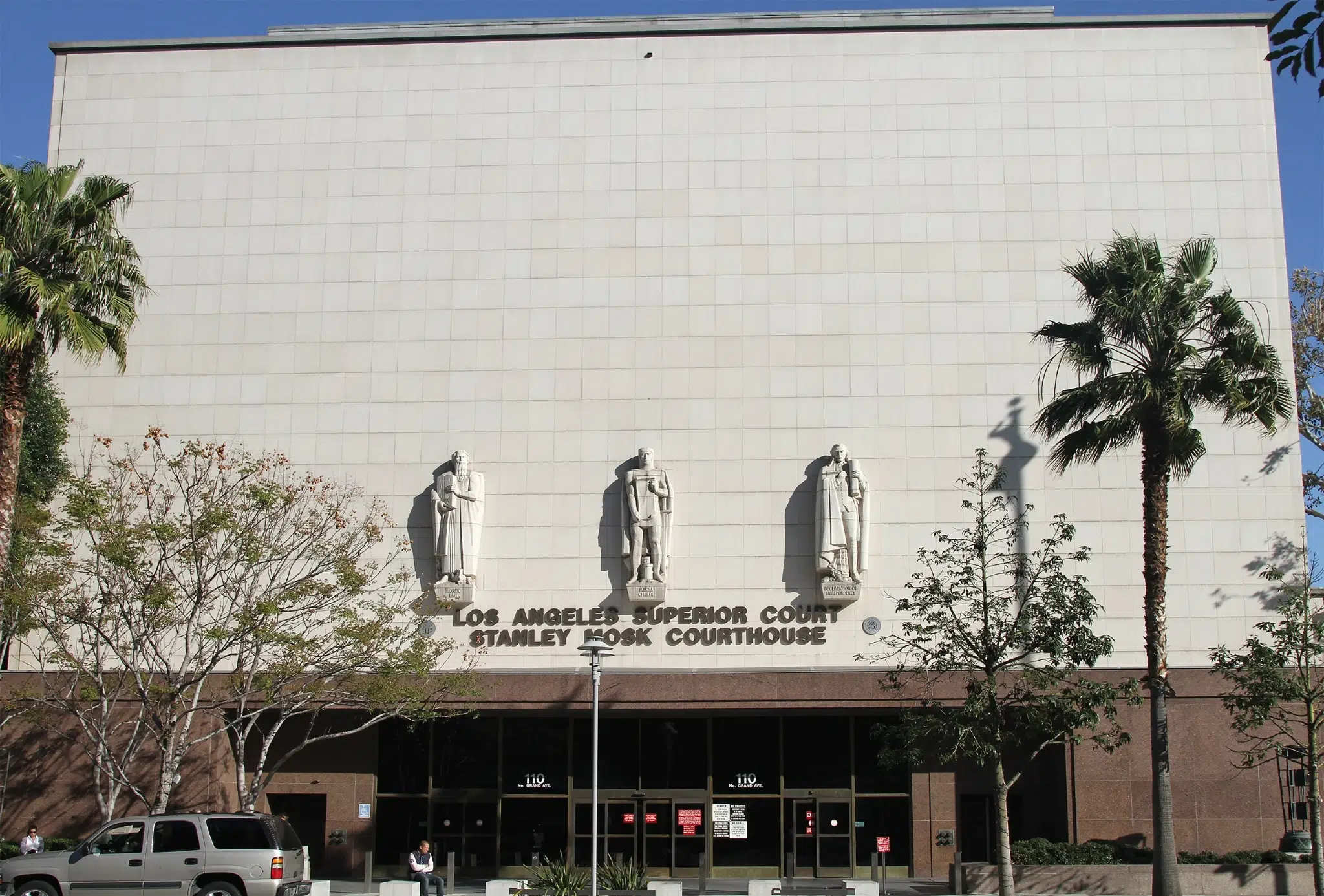 La superior court Stanley Mosk Courthouse in Los Angeles, showing the Grand Avenue entrance of the Los Angeles Superior Court.